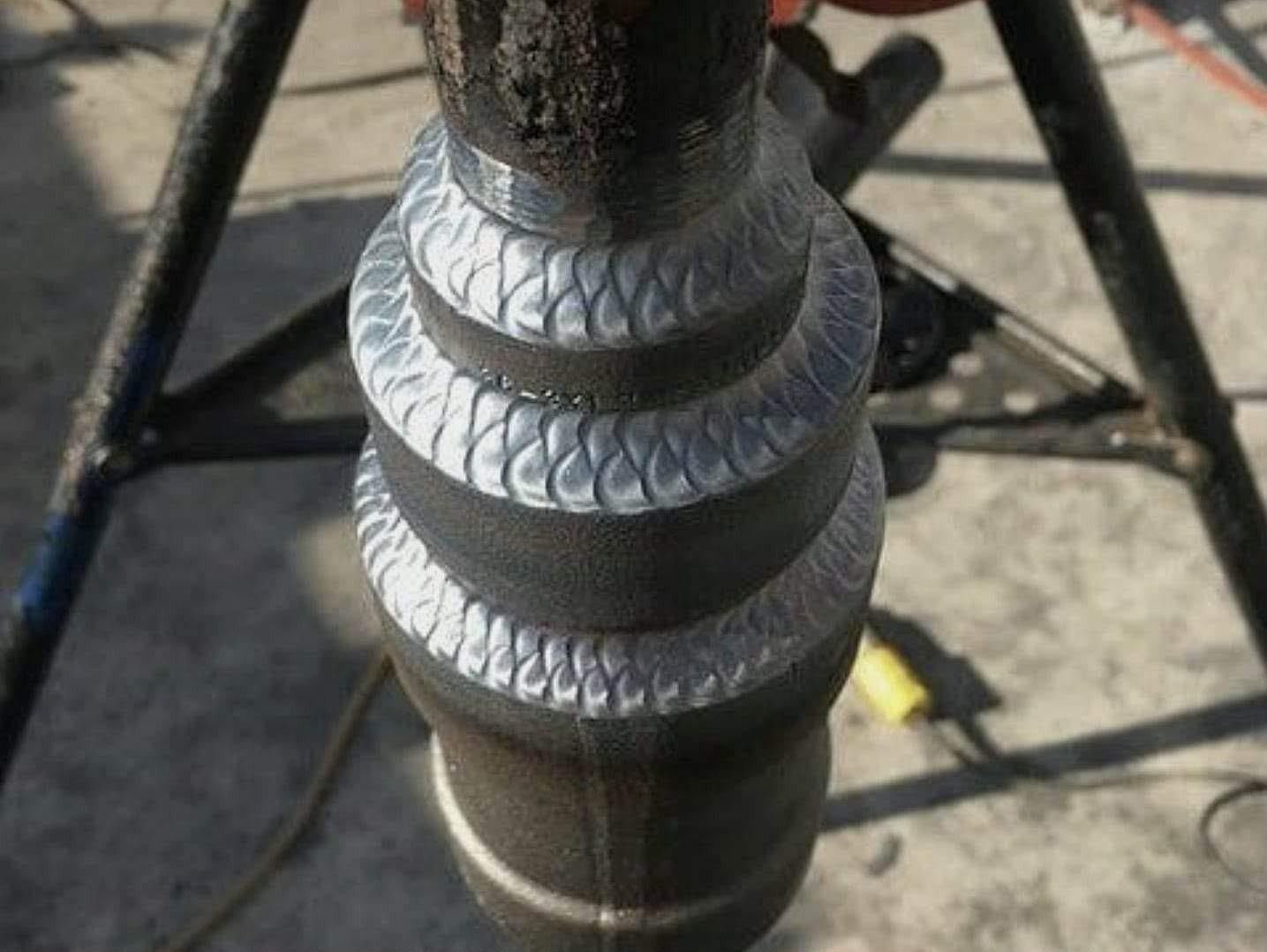 Straturi succesive de sudură pe un element conic.