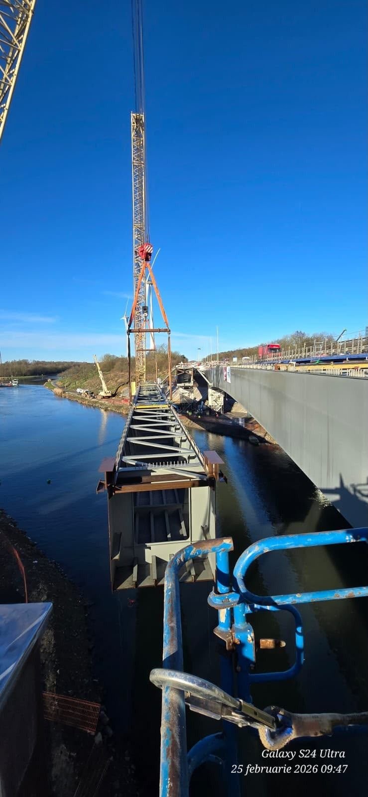 Utilaje de ridicare pe ponton, de-a lungul canalului.