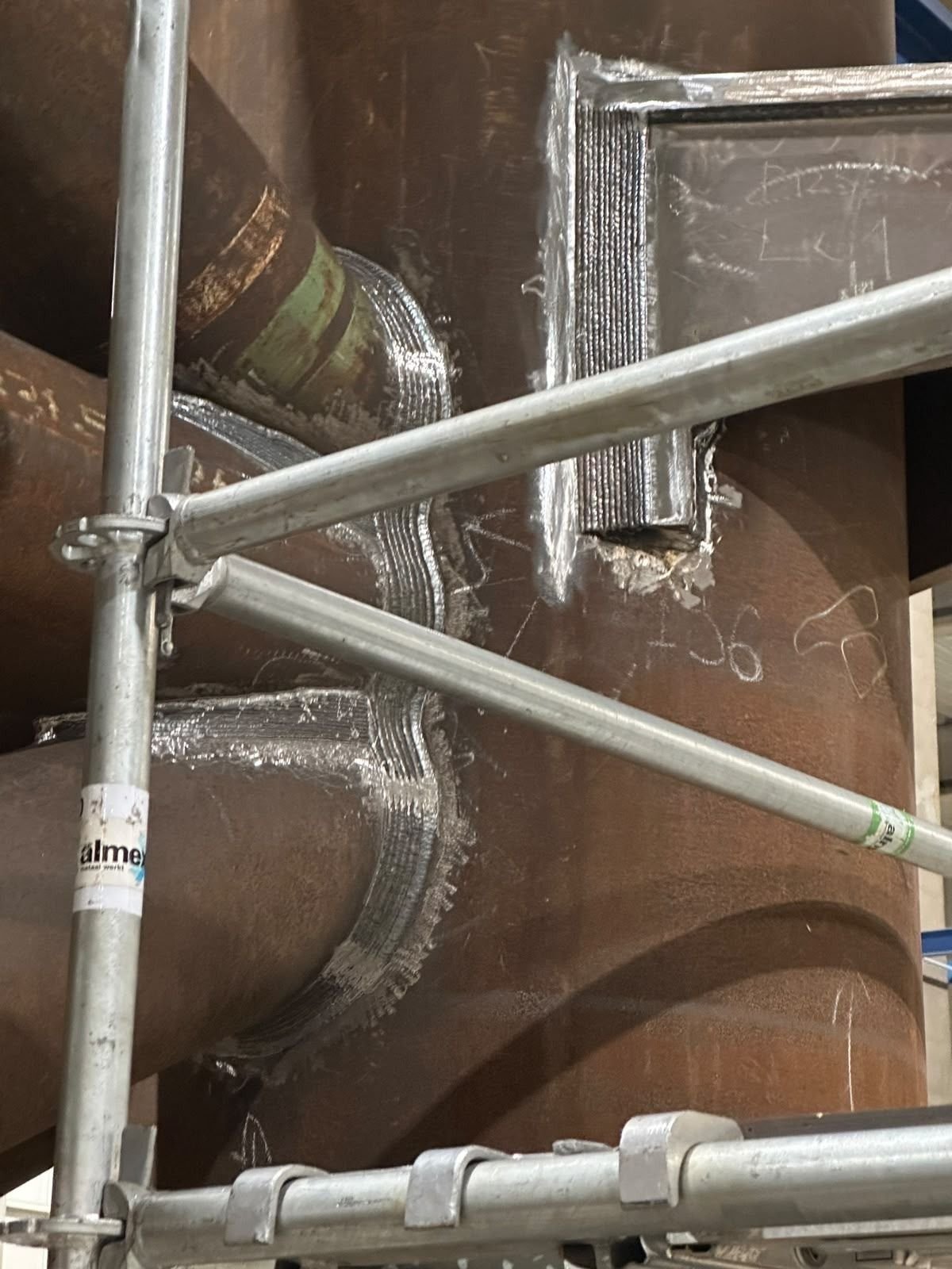 Nod tubular cu platbandă de întărire, lângă schela de acces.