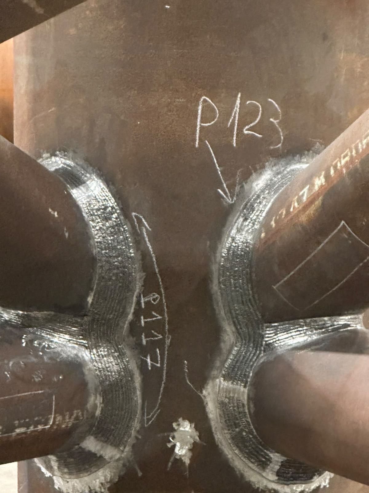 Cordoane de sudură la nodurile dintre țevi și placa de racord.